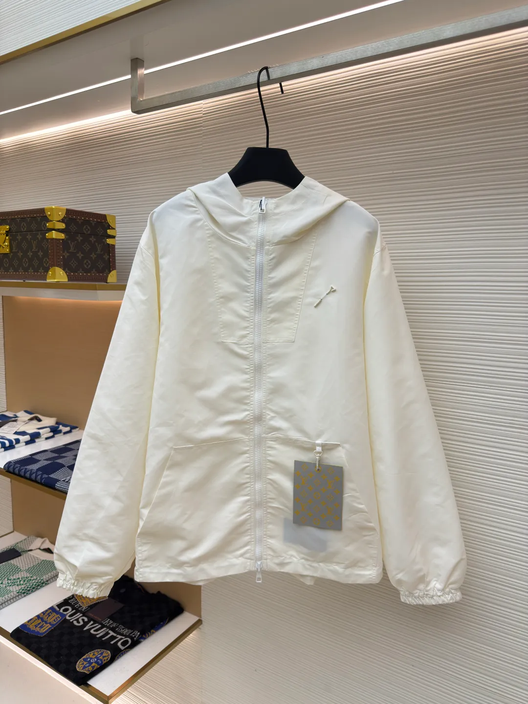 LOUIS VUITTON double-sided windproof pin jacket ●Authentic product: purchased and developed for 22700 ●Item number: 1680474-C55 ●Fabric: polyester fiber fabric ●Technology: jacquard ●Version: fitted version ●Weight: about 555 grams ●Size: 44-46-48-50 ●Description: The solid color fabric is made of nylon encrypted matt twill fabric, and the jacquard fabric on the other side is made of 50D nylon yarn-dyed jacquard fabric. The solid color front panel is laser-burned, hand-made of white copper, with a triangle pin with logo and glossy finish. The front panel pocket uses a hardware keychain to hang a folding clothing tag, and the jacquard letters on the front chest placket are made of single-piece flowing pure It is cut by hand to restore the flower, and all the pieces are numbered. The pockets are also cut with the restored flower number. The fabric is relatively light and silky, and it takes time to cut accurately. The front and center are equipped with a double-circulation puller 5# orbital zipper. The hem and the hood are worn with spiral elastic ropes with ring anti-slip buckles, square pig nose buckles with logo, and all holes are punched with hardware and logo on the cloth-colored cornrows.
